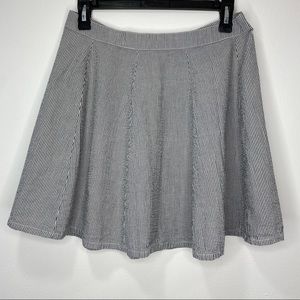 Victoria 's Secret Seersucker Stripe‎ Skater Skirt - size 6